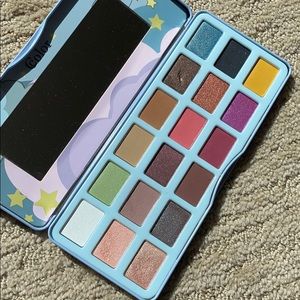18 COLOR EYESHADOW PALETTE